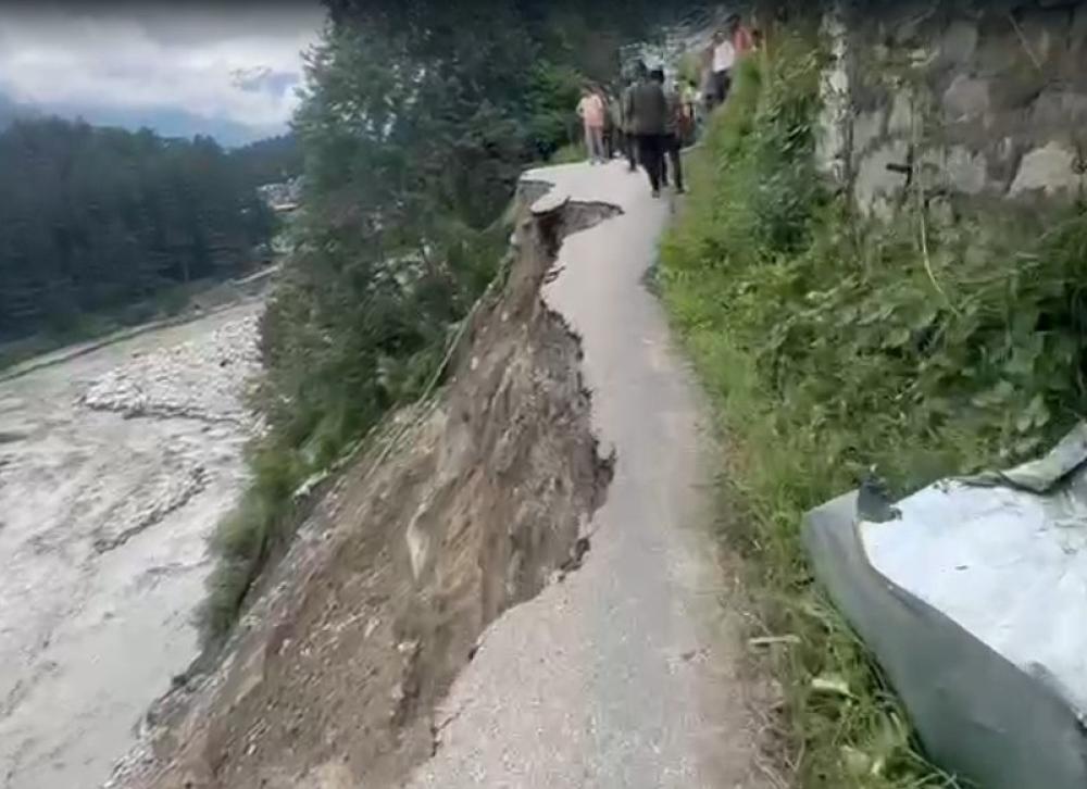 The Weekend Leader - How Manali's Left Bank Road Is Region's Lifeline In Monsoon Mayhem?