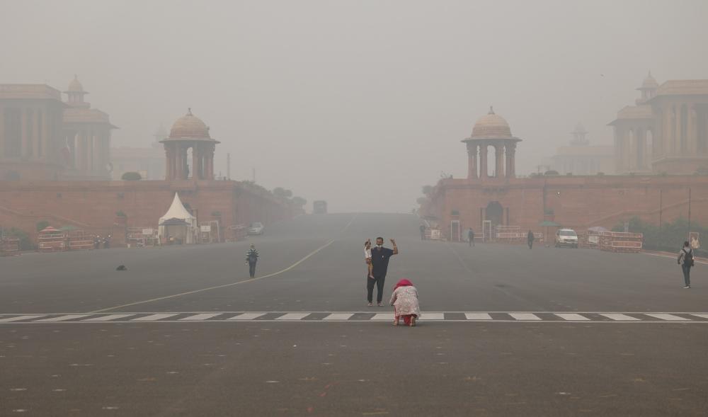 The Weekend Leader - Delhi-NCR wakes up to fog, very poor AQI