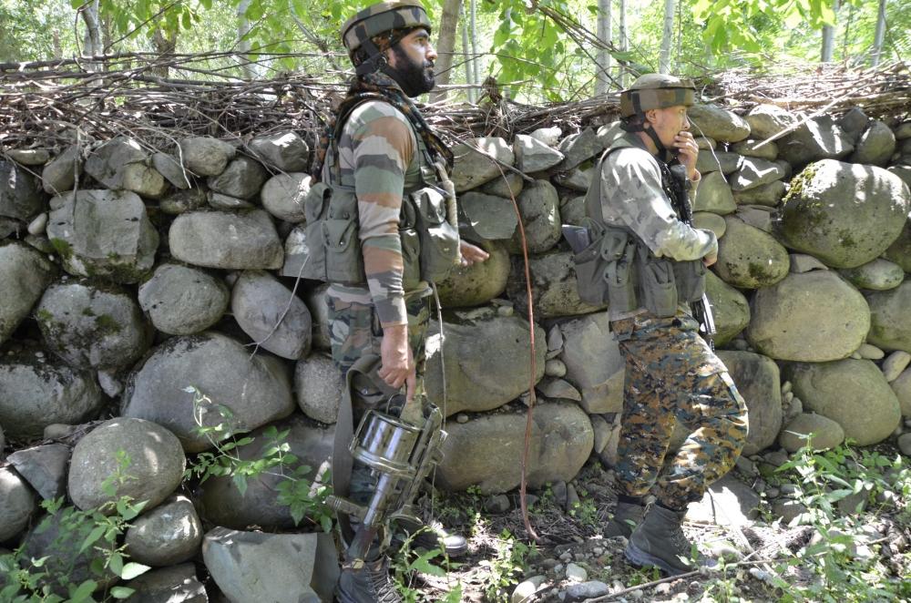 The Weekend Leader - Gunfight breaks out at J&K's Anantnag, cop injured