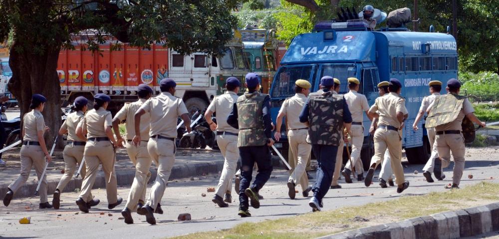 The Weekend Leader - Top police officials shifted after clash in Patiala, mobile internet services shut