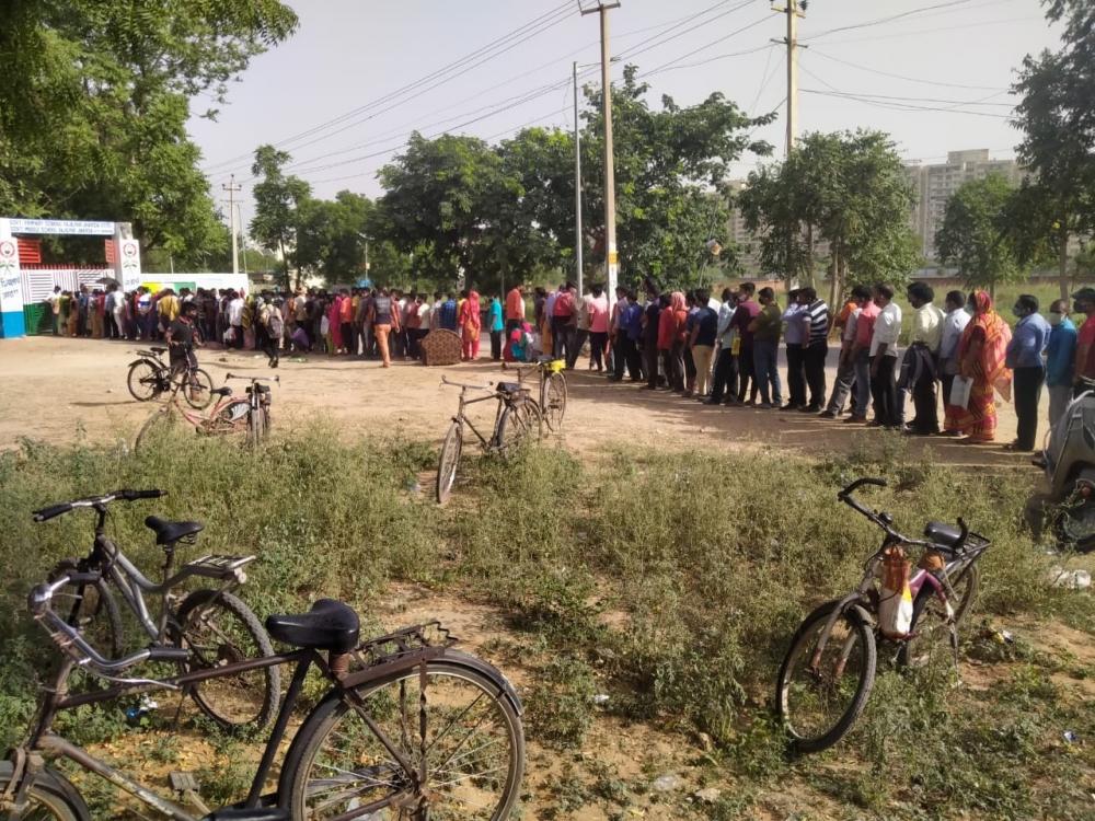 The Weekend Leader - Gurugram: Long queues at vax centres as people wait for turn