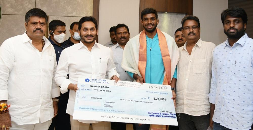 The Weekend Leader - Andhra CM meets Tokyo Olympics bound state sportspersons