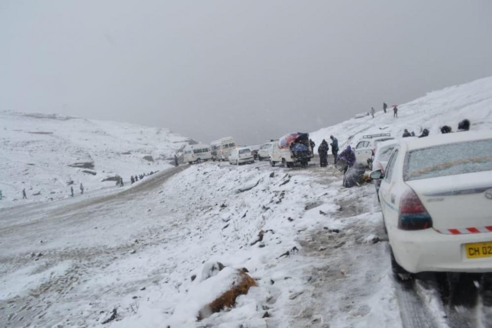 The Weekend Leader - Srinagar-Leh highway blocked in J&K's Ganderbal