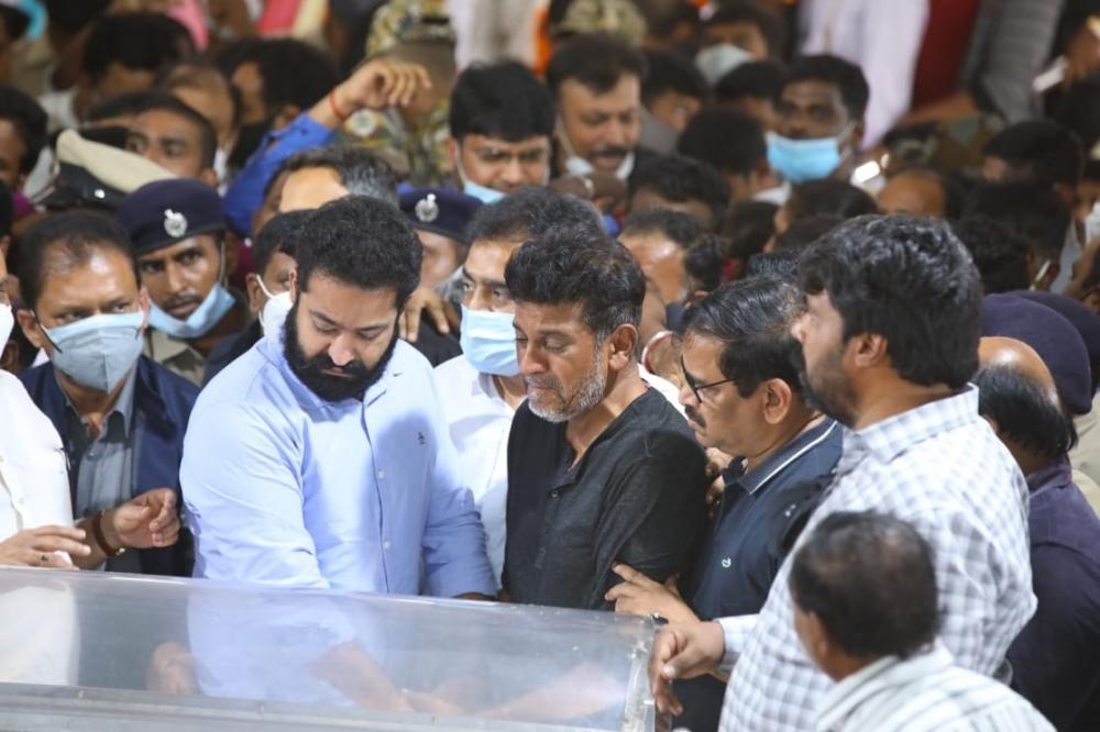 The Weekend Leader - Jr NTR inconsolable at Puneeth Rajkumar's passing away