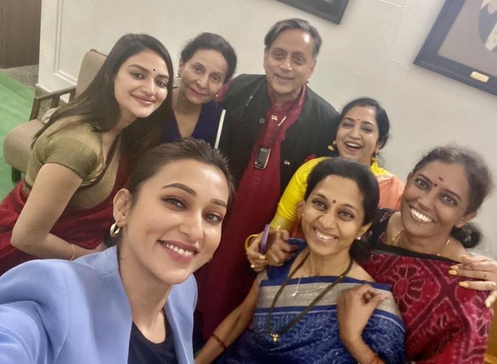 The Weekend Leader - Tharoor offers apology after Twitter backlash on selfie with women MPs