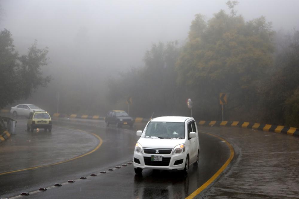 The Weekend Leader - 20 injured after 30 vehicles pile up in Pakistan due to dense fog