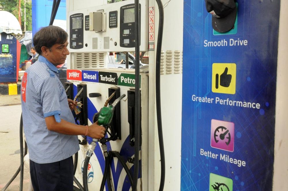 The Weekend Leader - OMCs keep Petrol, diesel retail prices unchanged for a week