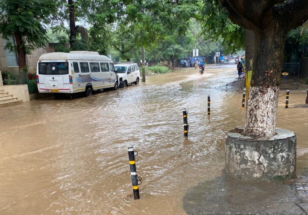 The Weekend Leader - Heavy rains lash Gurugram, disrupt traffic movements in many areas