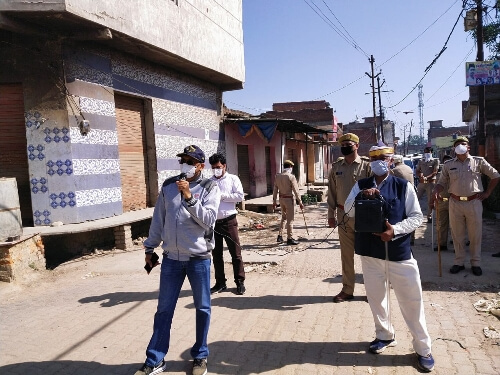 Rampur DM helps rickshaw puller during lockdown  