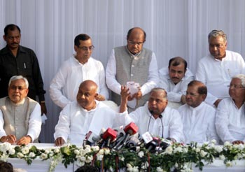 The Weekend Leader - Six parties merge to take on Modi, Mulayam to be chief 