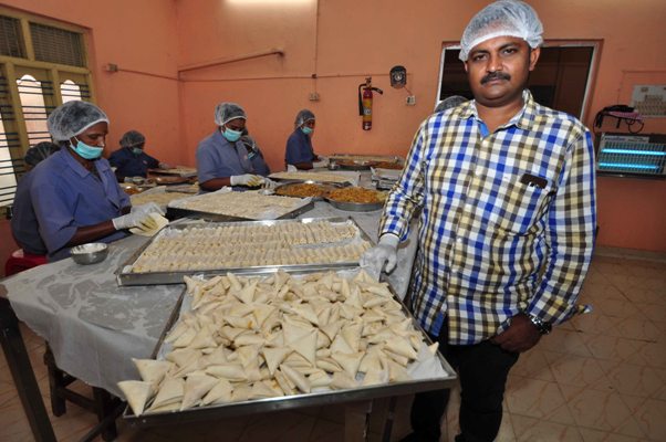 Man who sold samosa on the streets is now supplying to airline passengers