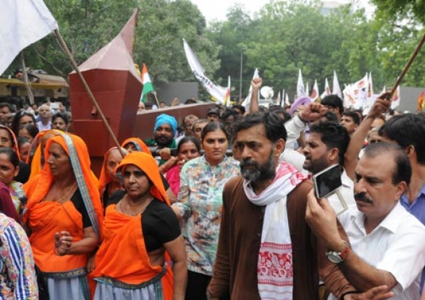 Bhushan attacks police over Yadav's arrest