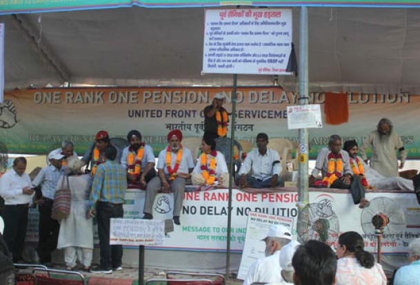 OROP: Third soldier joins fast, police say sorry 