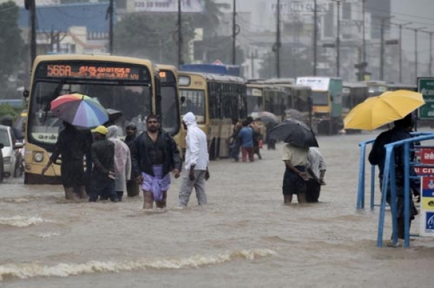 The Weekend Leader - Rains, floods devastate Chennai, army rescues people 