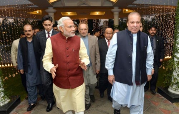 The Weekend Leader - Modi flies to Pakistan, goes to Sharif's house 