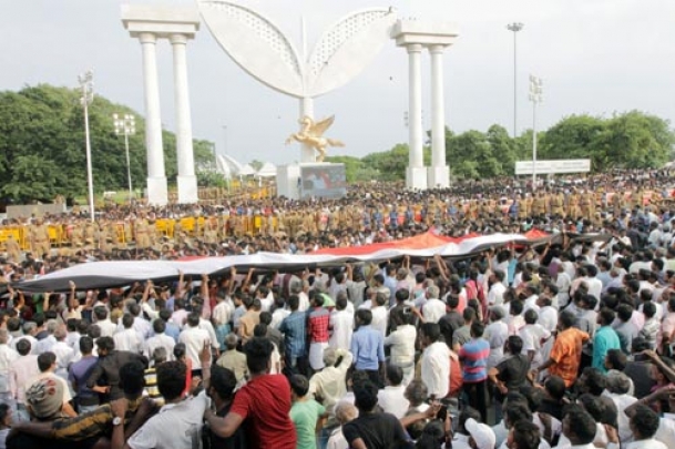 The Weekend Leader - Jayalalithaa buried as Marina turns into sea of mourners