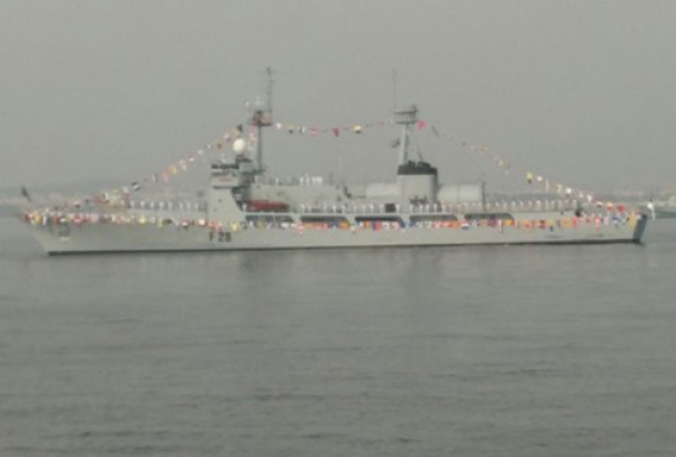 President reviews naval fleet 