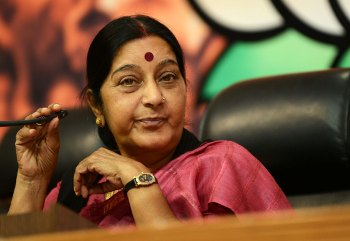 The Weekend Leader - TN delegation meets Sushma, presses for new Colombo doctrine