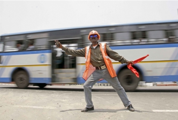 The Weekend Leader - Kolkata's dancing cop, Ashok Gupta, who makes people smile