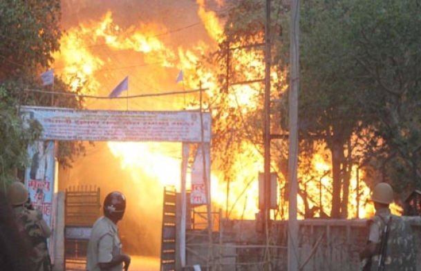 Akhilesh orders inquiry into Mathura violence