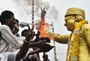 The Weekend Leader - Jayalalithaa acquitted in illegal assets case