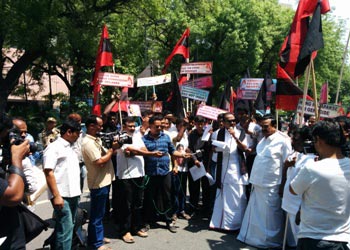 The Weekend Leader - Vaiko stages protest against Rajapaksa's visit  
