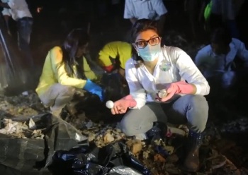 The Weekend Leader - Priyanka Chopra picks garbage for Clean India campaign 