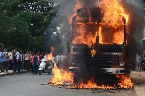 The Weekend Leader - Massive protests in Karnataka over Cauvery order