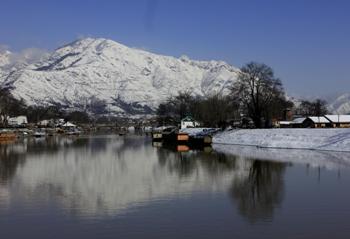 The Weekend Leader - Daylong snowfall hits life in Kashmir Valley  