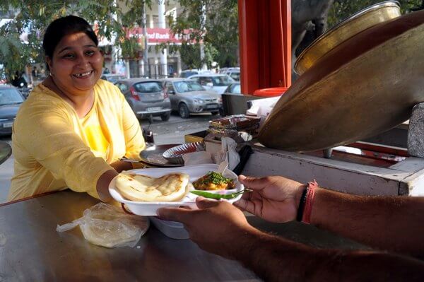 The Weekend Leader - Story of Urvashi Yadav, the Gurgaon street vendor who sells chhole kulche