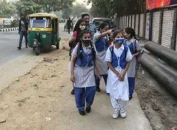 SC slams Delhi govt for opening schools amid severe air pollution