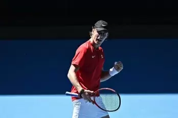 Shapovalov gets better of Murray, secures 4th-round spot