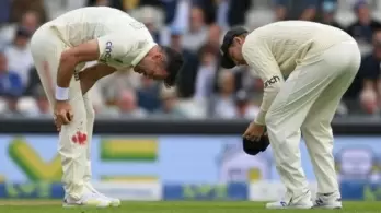 James Anderson continues to bowl despite a bleeding knee