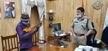 Having lost his job, man with a violin winning hearts in Kolkata