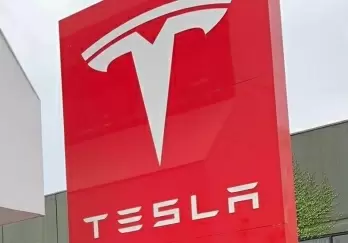 Tesla vehicle with FSD Beta reportedly runs into pole