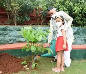 Maha Guv plants sapling in memory of Sir Anerood Jugnauth