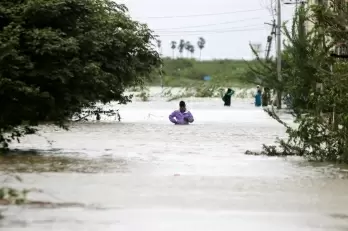 Floods wreak havoc in north MP, thousands marooned