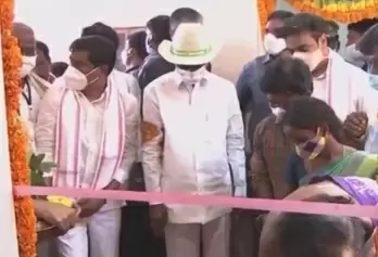 With scissors not available, KCR pulls off ribbon