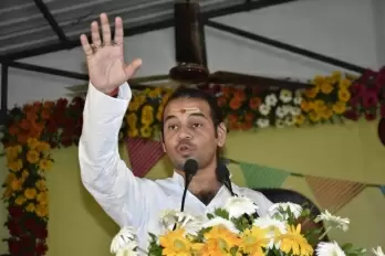 Tej Pratap extends support to Congress candidate in bypoll