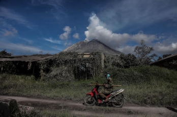 Indonesia's Sinabung volcano erupts, flight alert issued