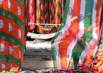 BJP & Congress workers clash at BJP headquarters in Jaipur