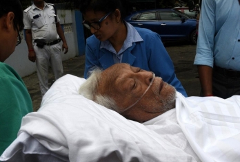 Buddhadeb in hospital after respiratory problem, Mamata pays visit