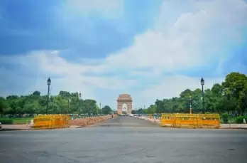 Clear sky and warm day in Delhi on Sunday