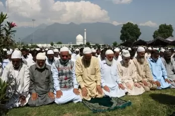 Congregational prayers at Hazratbal after 4 months in Srinagar