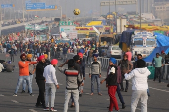 Protesting farmer shoots himself dead at Singhu border