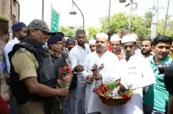 Lucknow cops offer roses to all namazis