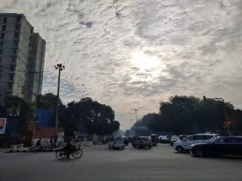 Delhi wakes up to partly cloudy sky, drizzle predicted
