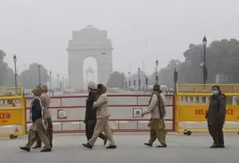 Mercury dips in Delhi, air still 'very poor'