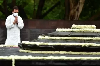 ?Rahul pays floral tribute to dad Rajiv Gandhi on 30th death anniversary