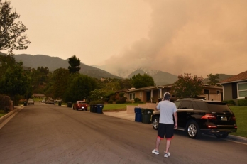 ?Wildfire near LA grows to over 100,000 acres